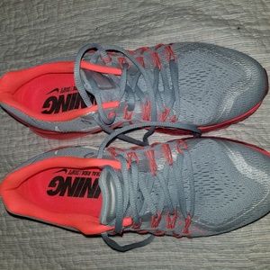 LIKE NEW NIKE AIRMAX SIZE 9